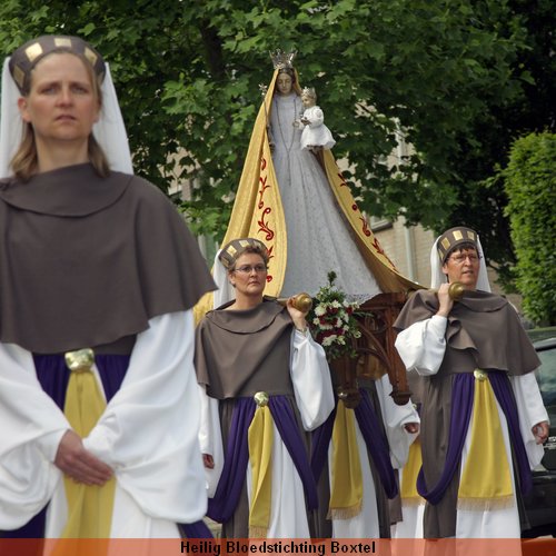 Mariabeeld met draagsters